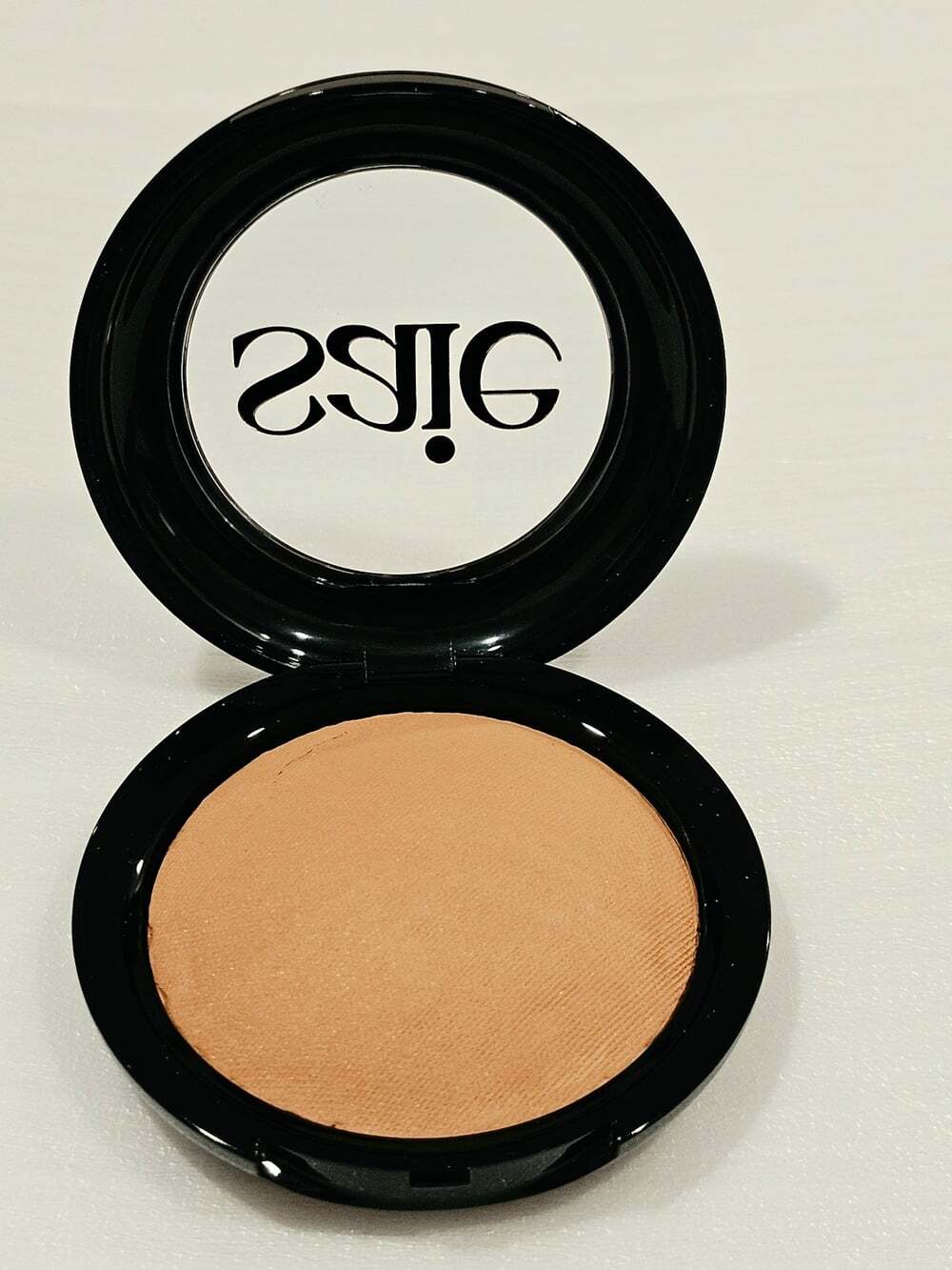 Saie Beauty Slip Tint™ Undetectable Baked Setting Powder shade Translucent 4.